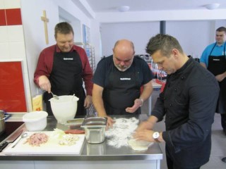 Beim Pizza machen ... Männer am Herd ;-)