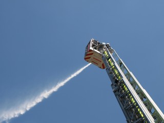Übung mit Wasserwefer auf ca.20-25 Meter Höhe