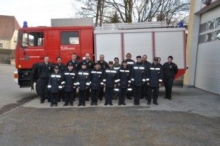 Feuerwehrjugendgruppe mit allen geladenen Feuerwehrfunktionären