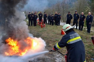 richtiges Arbeiten mit einem Handfeuerlöscher