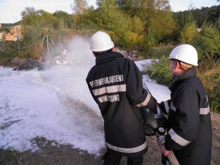 Unsere FJ beim Löschen mit Schaum