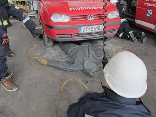 Letzte Handgriffe bevor die Puppe von ihrer misslichen Befreit wurde.