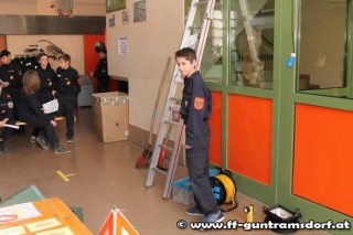 bei der Station Gerätekunde Technik