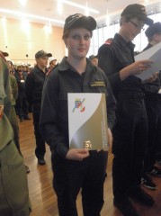 Lisa mit Urkunde und Medaillie
