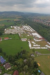 Helikopterflug über das Lagergelände.