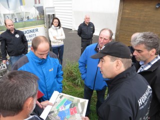 Diskussionen am Lageplan...
