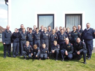 Die Jugendlichen mit Betreuern und dem Kommando